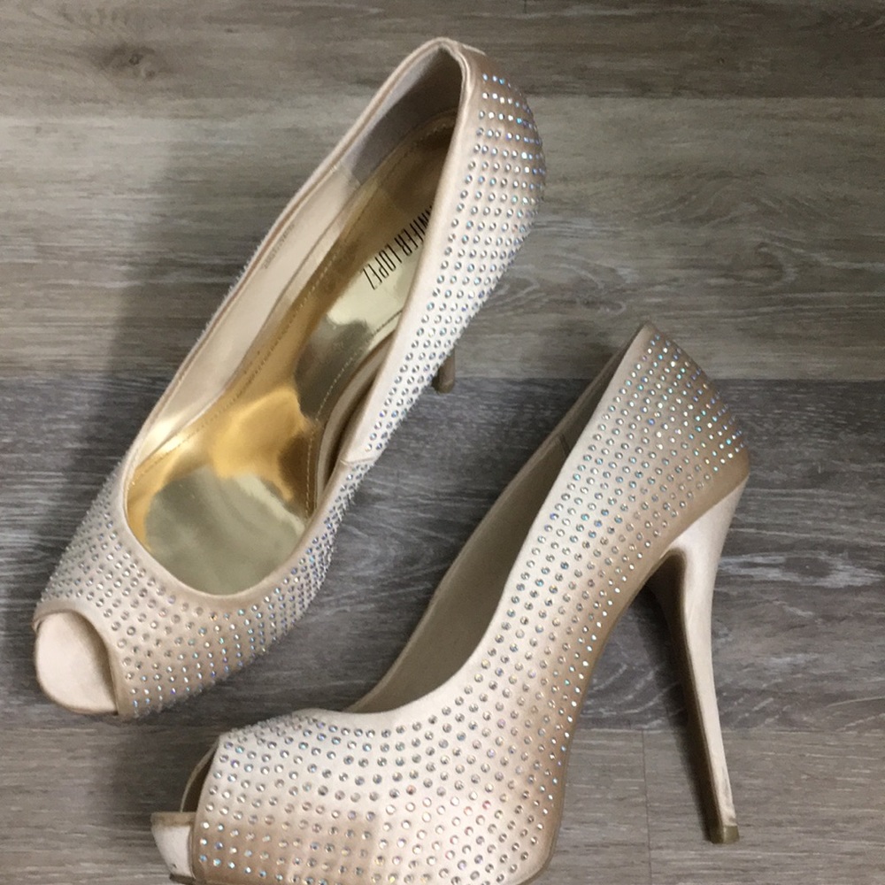 Glamorous cream pumps